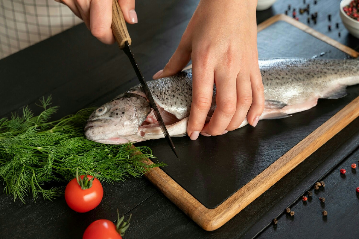 3 passaggi fondamentali per pulire il pesce come un vero chef, il risultato è garantito