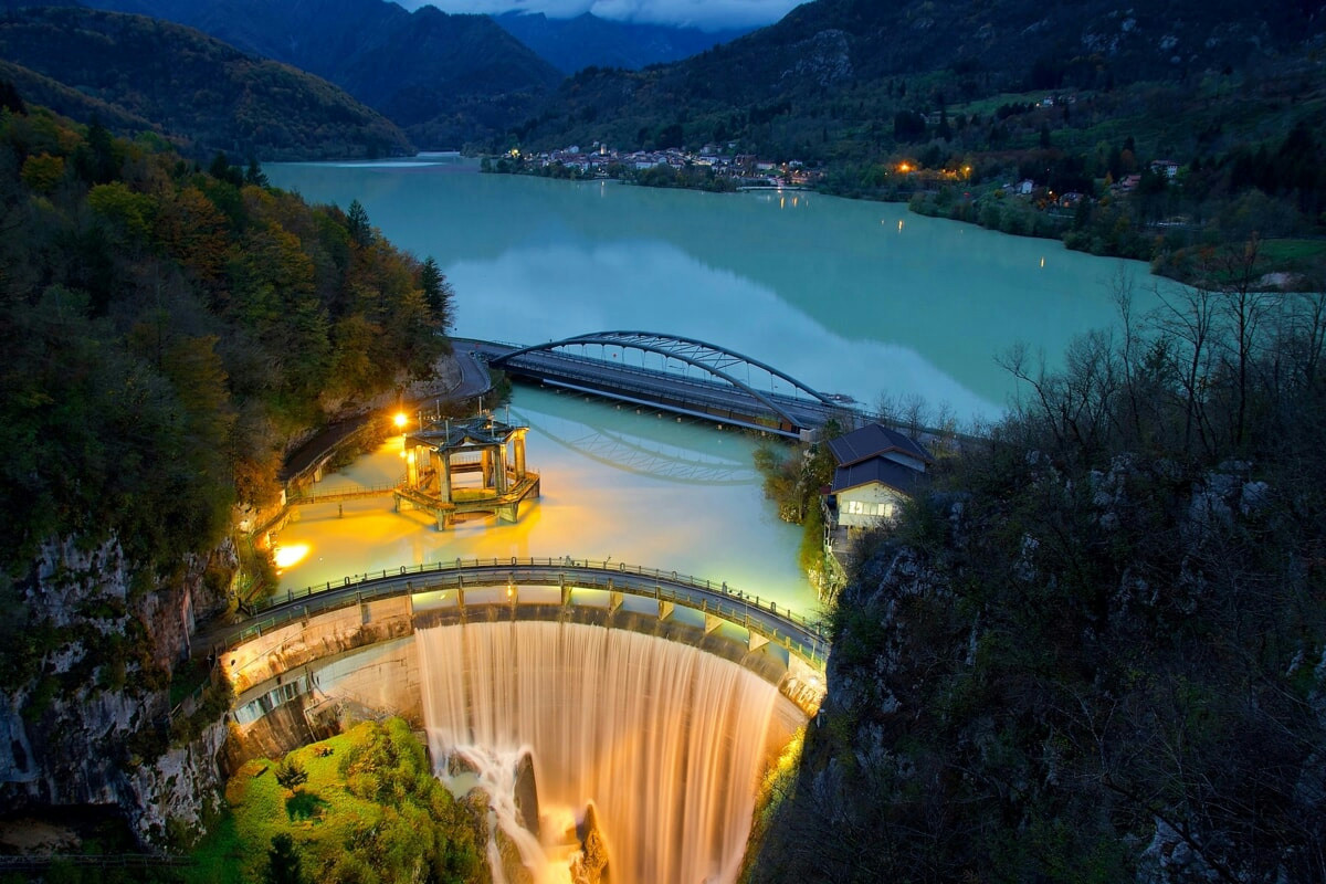 Tra i boschi di abeti e le acque verde smeraldo, il lago di Barcis incanta la Valcellina