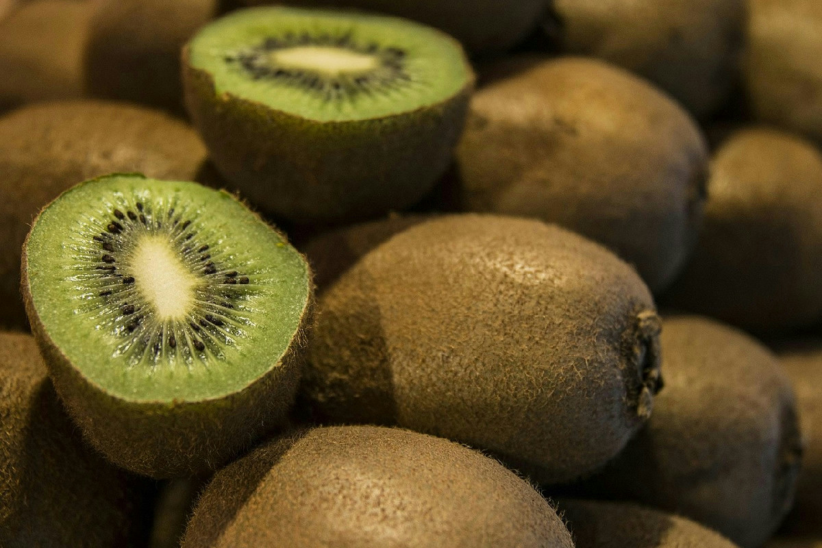 La buccia del kiwi: un alleato prezioso per salute, pelle e digestione da non sottovalutare