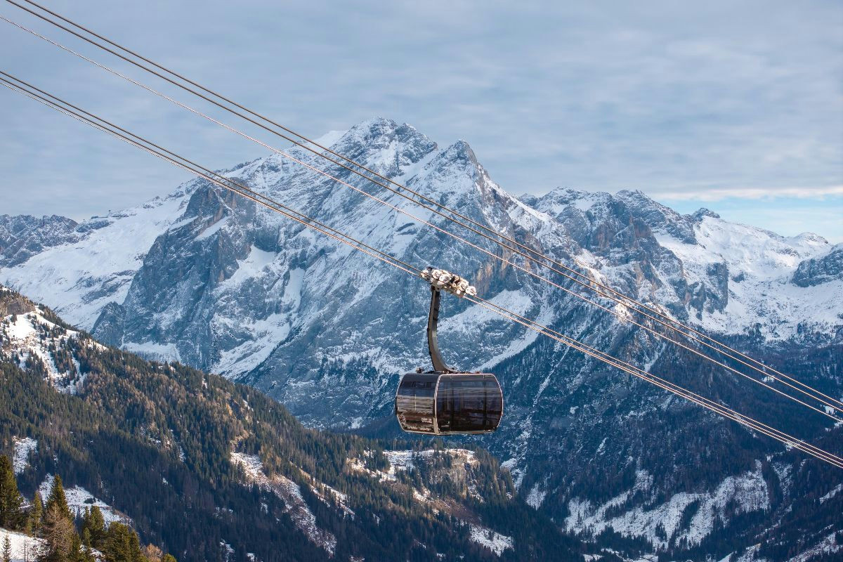 Il nuovo impianto cabinovia porta a 1000 metri di altezza con vista panoramica sulle Dolomiti