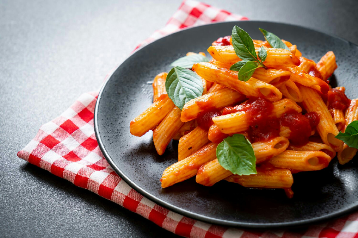La pasta all’arrabbiata che conquista sempre: il segreto per un sugo intenso e autentico