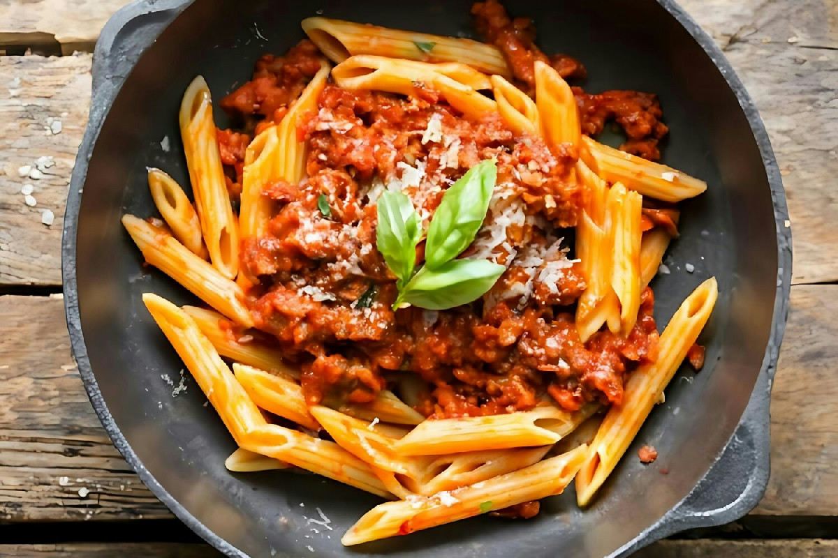 La pasta all’arrabbiata che conquista sempre: il segreto per un sugo intenso e autentico