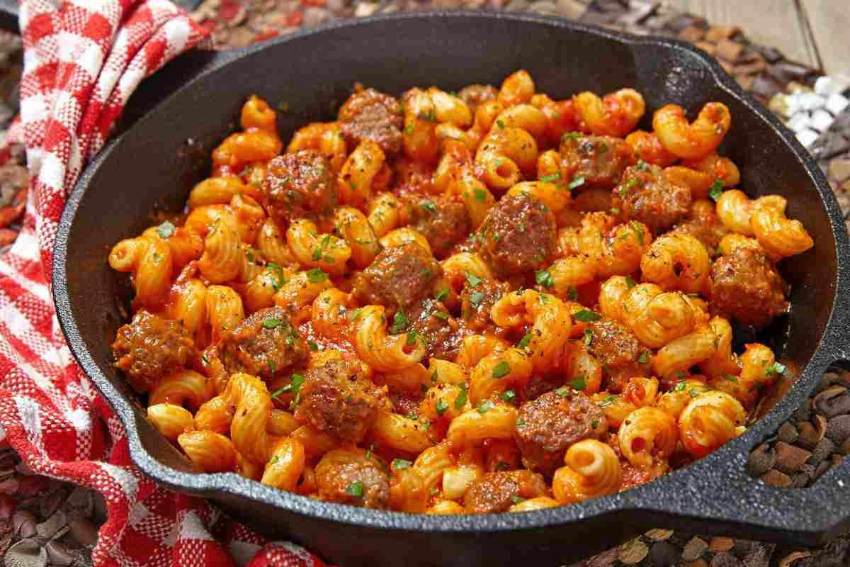 Un piatto di pasta irresistibile con salsiccia croccante e pomodoro fresco da provare subito