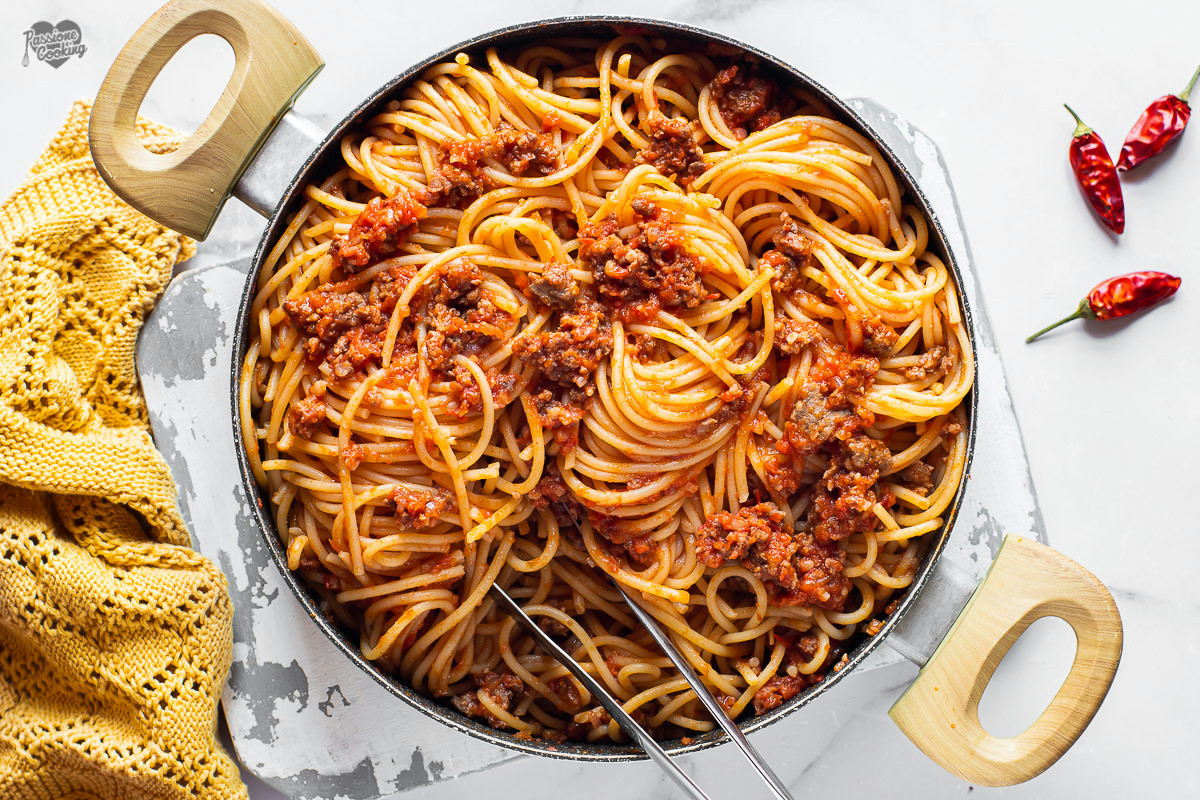 Un piatto di pasta irresistibile con salsiccia croccante e pomodoro fresco da provare subito
