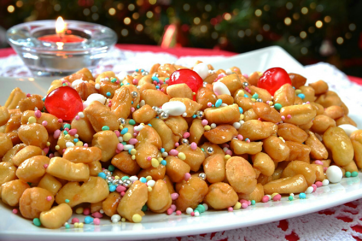 Quando manca poco a Natale si preparano gli struffoli in friggitrice ad aria: pronti in 5 minuti e fragranti