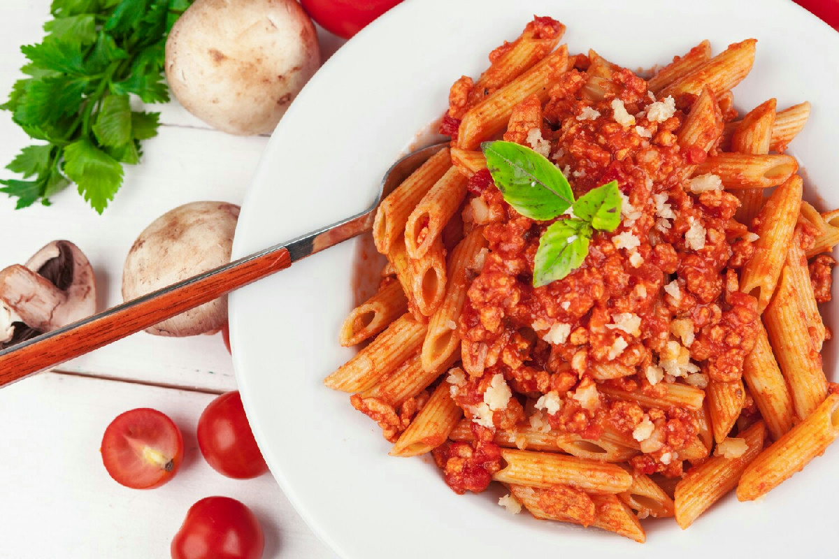 Quando si cucina la pasta al pomodoro molti evitano l’olio a fine cottura: il sapore cambia molto