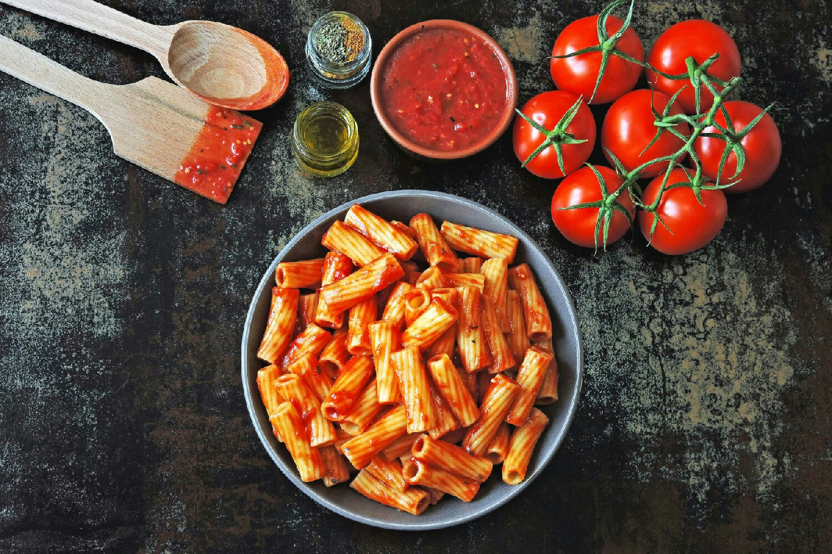 Quando si cucina la pasta al pomodoro molti evitano l’olio a fine cottura: il sapore cambia molto