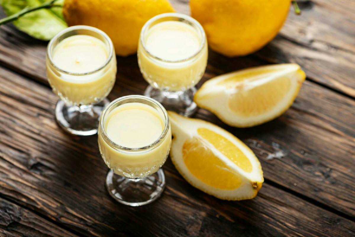 Se la crema al limoncello ti piace cremosa e leggera, prova questa ricetta senza panna pronta in pochi minuti