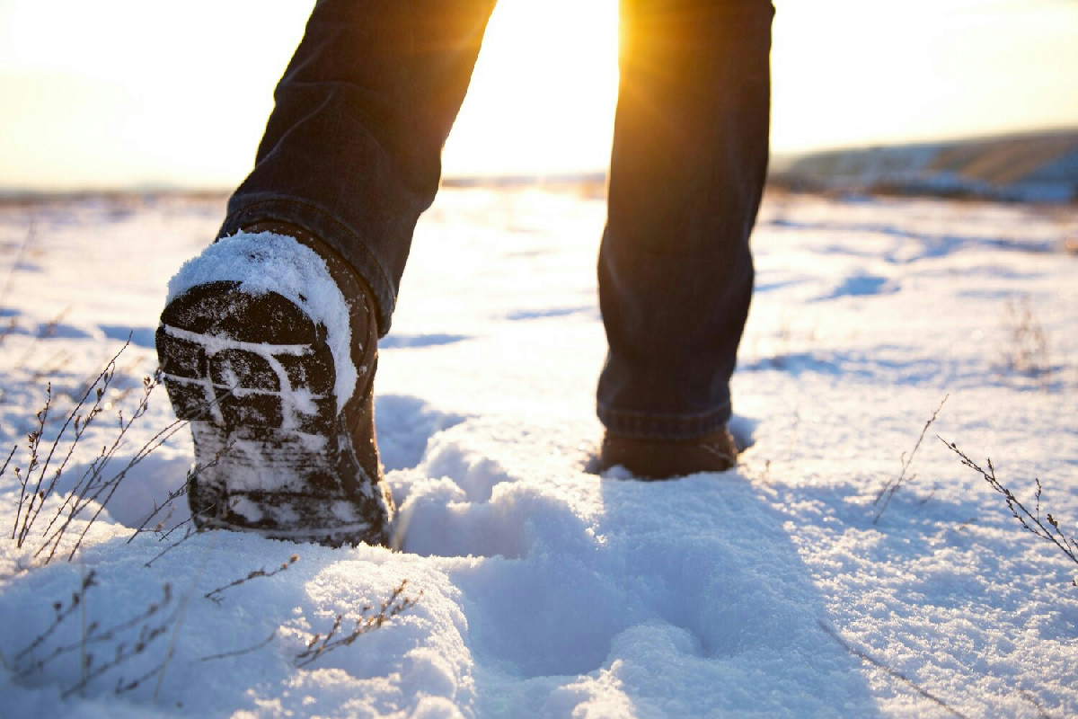 Vantaggi di camminare all’aria fredda in inverno per corpo e mente: scopri tutti i benefici